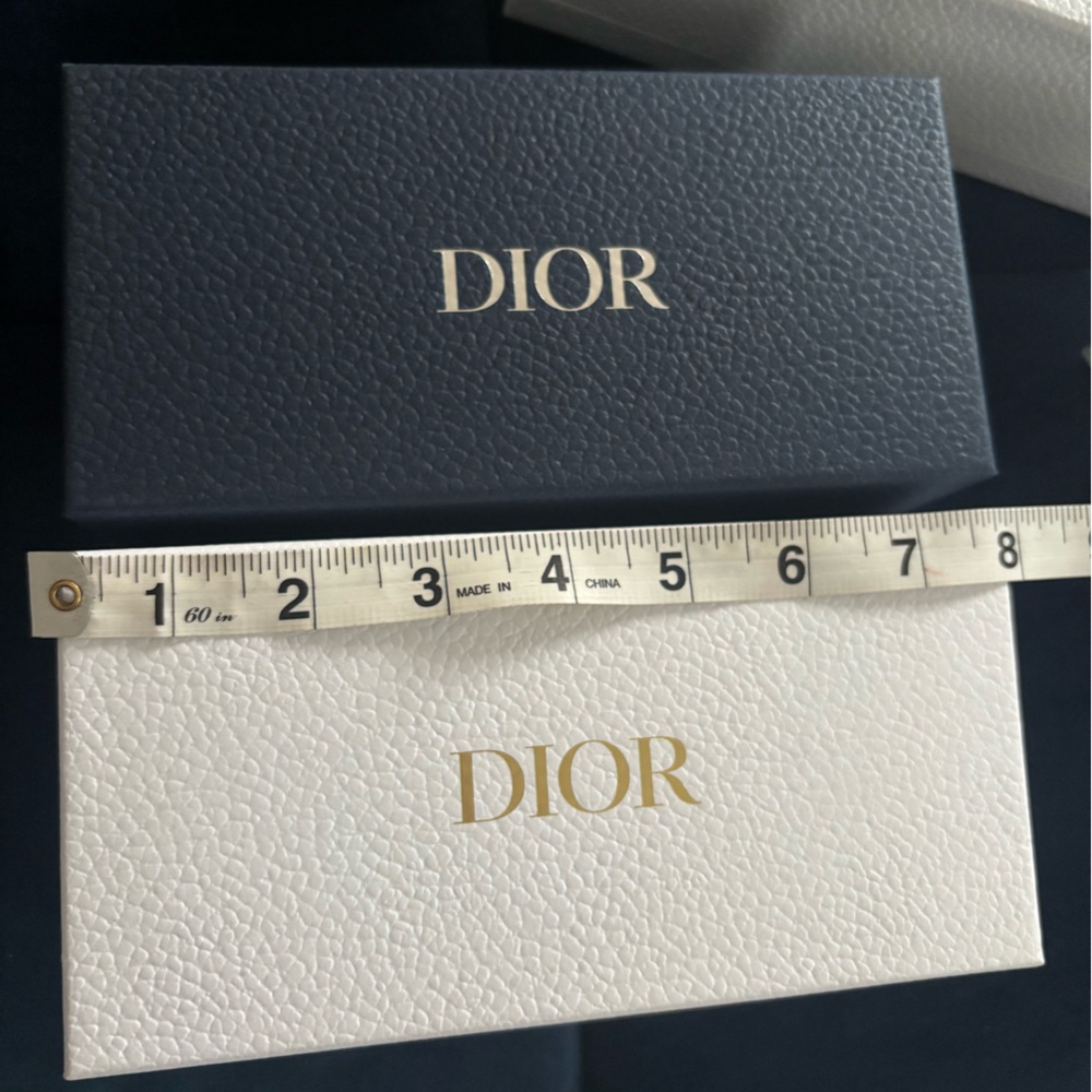 Dior sunglass boxes with two ribbons, white and blue. - Picture 2 of 6